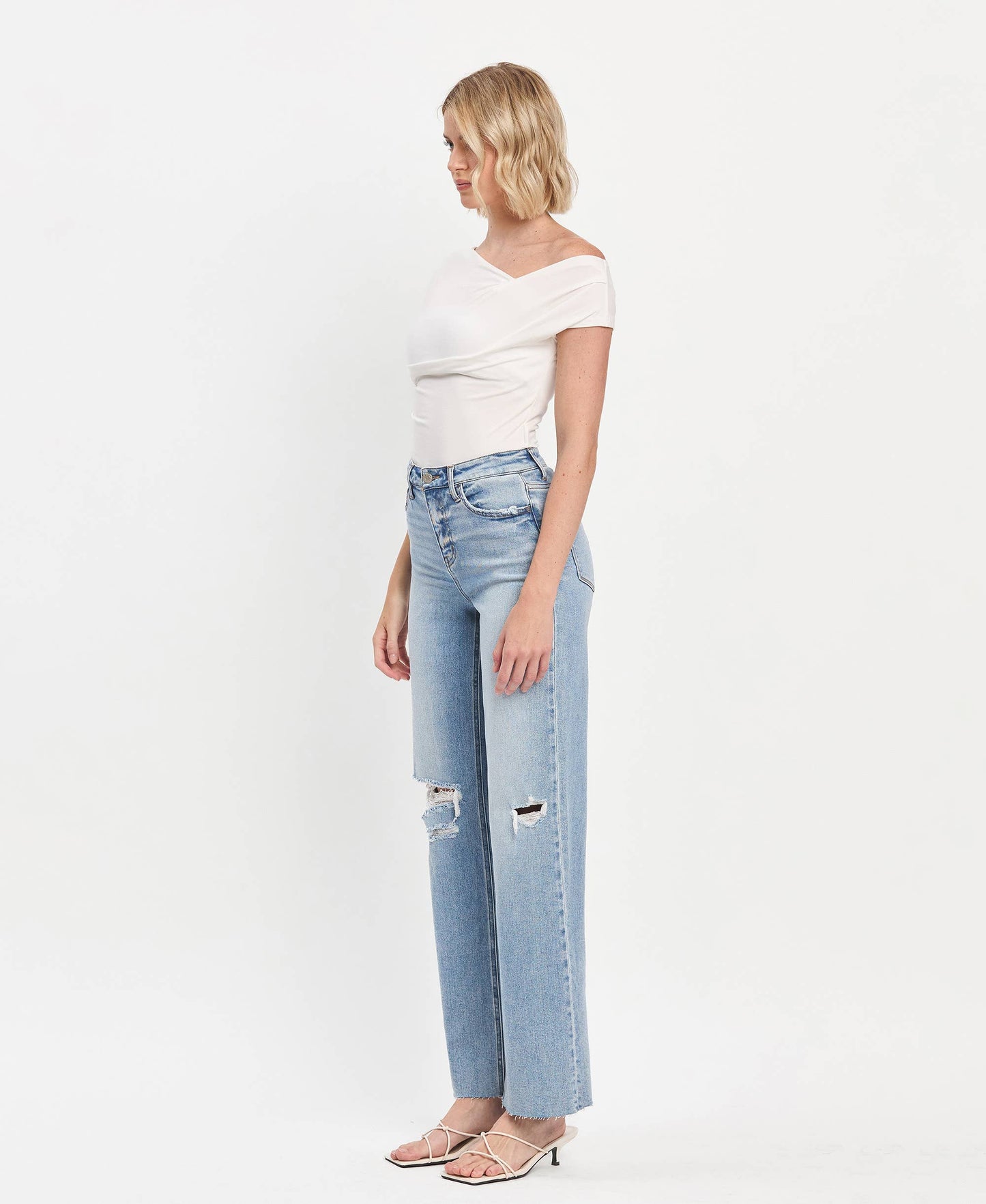 HIGH RISE CLEAN CUT RAW HEM WIDE LEG JEANS T6597