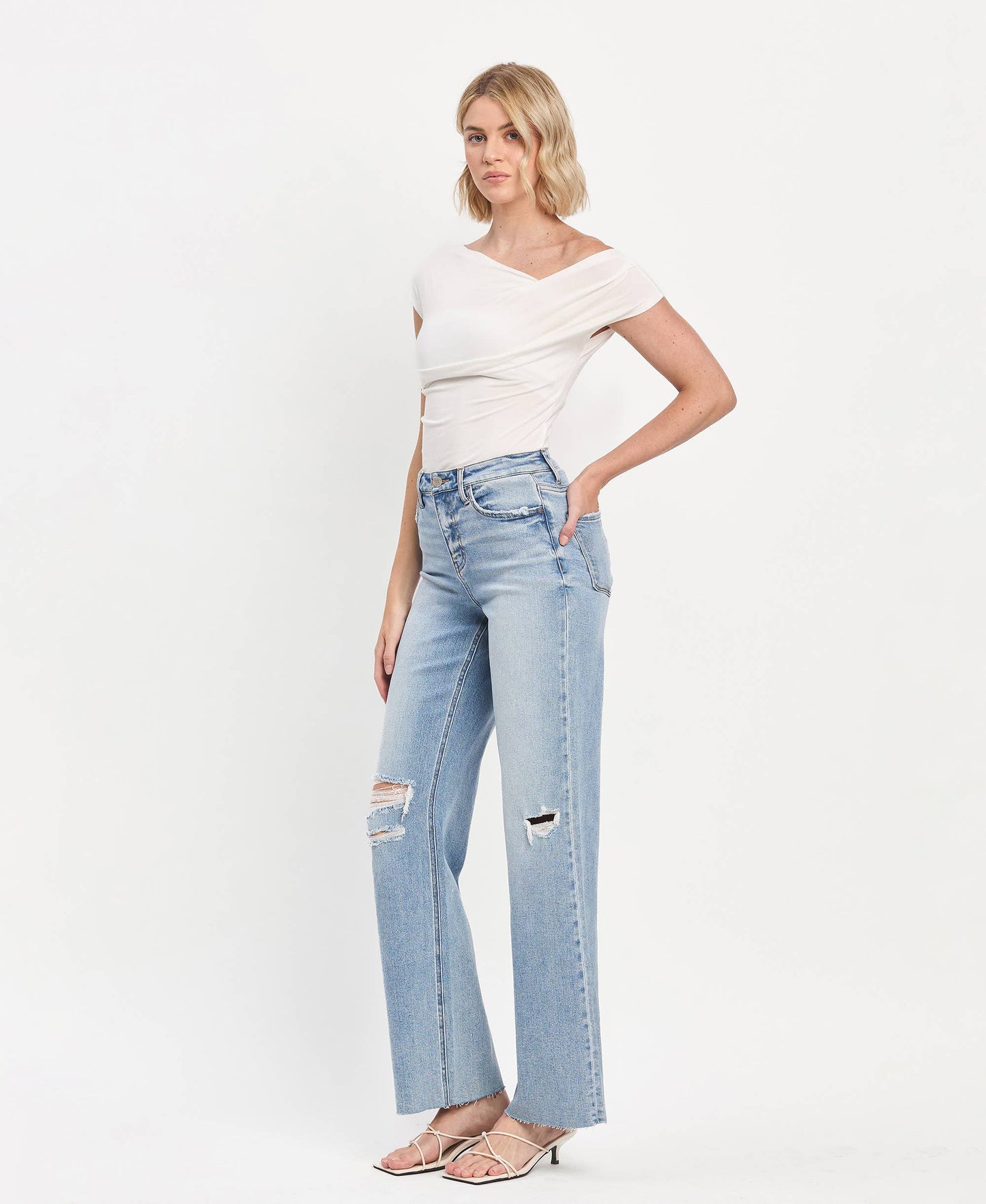 HIGH RISE CLEAN CUT RAW HEM WIDE LEG JEANS T6597