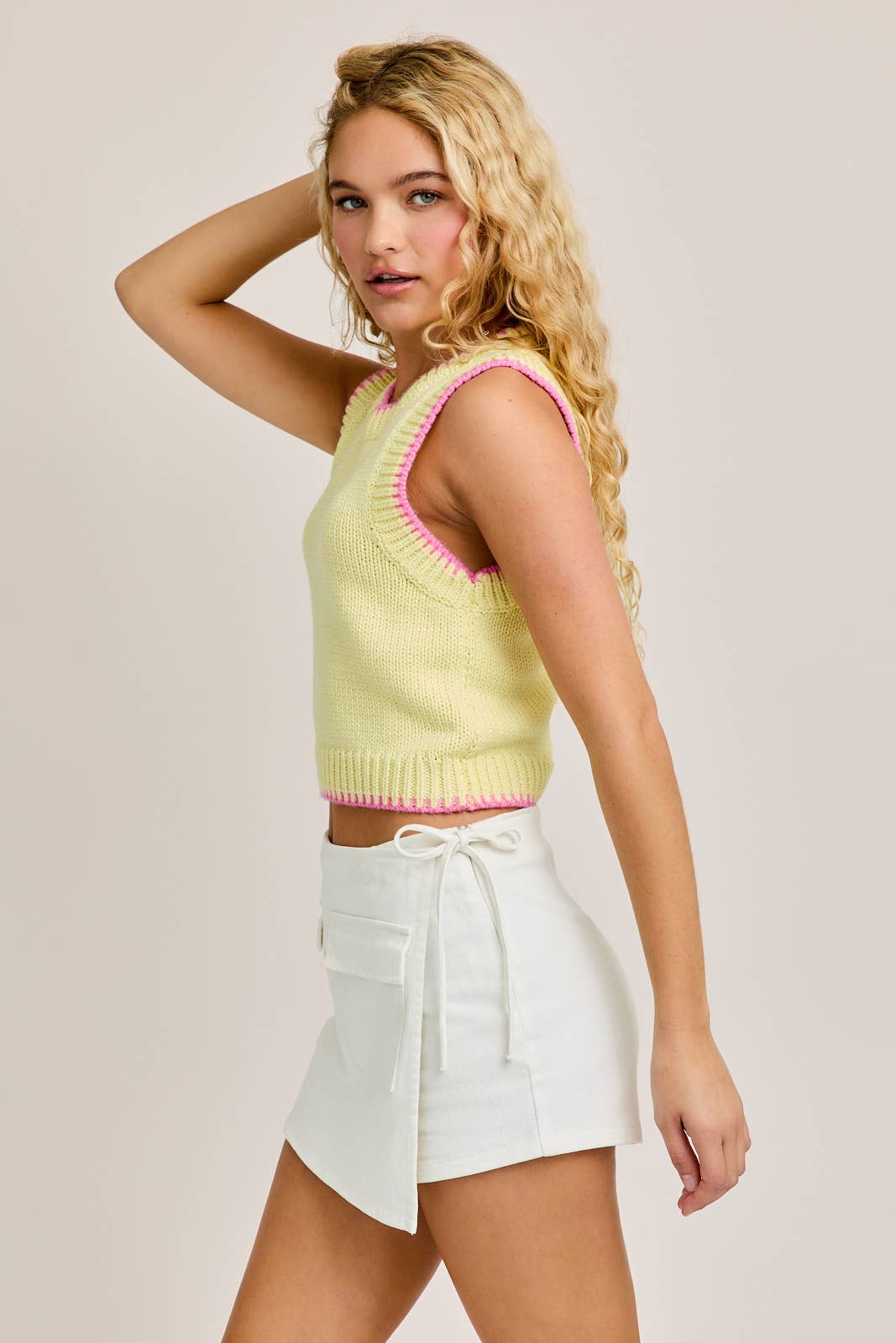 SLEEVELESS SWEATER